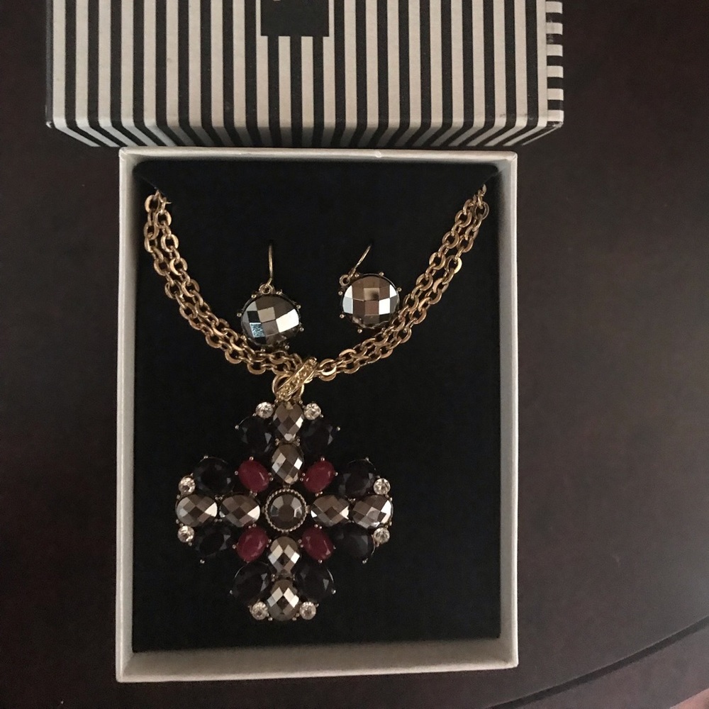 NWT - beautiful necklace and earrings set